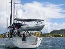 Oceanis 46: Panneaux solaire avec bossoir d'annexe