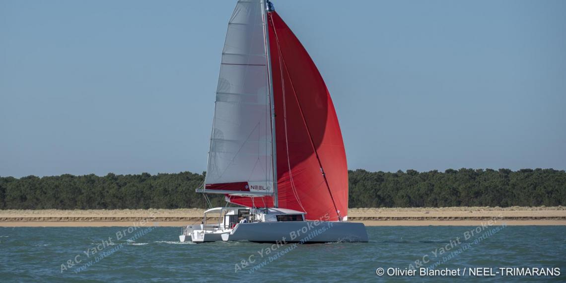 NEEL 43 en navigation sous spinnaker tribord amure